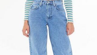 جينز الجد يتألق غالبا باللون الأزرق السماوي