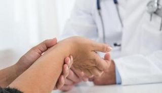 النقرس يتسبب في الشعور بآلام مبرحة في المفاصل