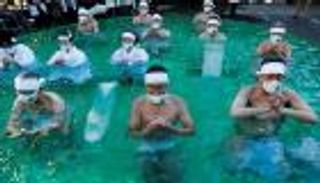 هتافات وإحماء وثلج.. طقوس خاصة في مواجهة كورونا باليابان