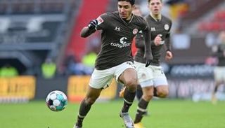 عمر مرموش لاعب سانت باولي الألماني