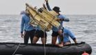 العثور على الصندوقين الأسودين للطائرة الإندونيسية