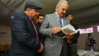 المشير خليفة حفتر  بمعرض بنغازي للكتاب