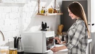 6 استخدامات بديلة للميكروويف