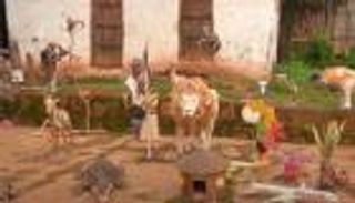 شاب إثيوبي يحول الورق إلى أسود وتماسيح وغزلان