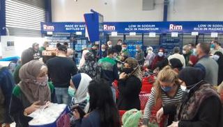 تهافت اللبنانيين على شراء المواد الغذائية قبل الاقفال