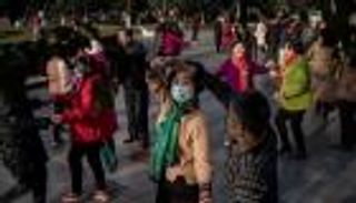 العالم "مرعوب" من كورونا.. ووهان تعيش في سعادة