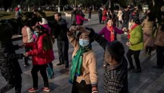 مسنون يرقصون في متنزه بمدينة ووهان