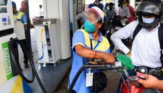 أول تراجع سنوي لاستهلاك النفط في الهند منذ 21 عاما