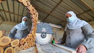 فلسطينية تعمل بمهنة النجارة بغزة