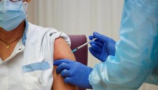 سيدة تتلقى لقاح كورونا