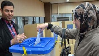 عراقية تدلي بصوتها في انتخابات سابقة