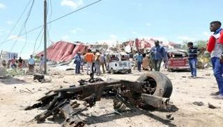 آثار هجوم سابق لحركة الشباب الإرهابية في مقديشو