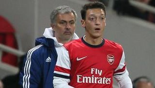 جوزيه مورينيو مدرب توتنهم ومسعود أوزيل لاعب أرسنال