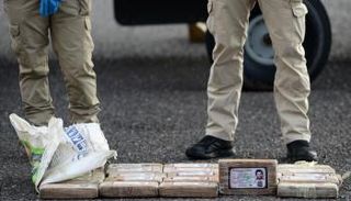 المخدرات عليها صورة طبق الأصل من بطاقة هوية إسكوبار