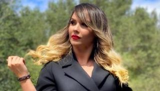 الفنانة الجزائرية مونية بن فغول