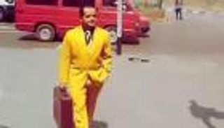 محمد هنيدي يتباهى ببدلته الصفراء.. فما السبب؟