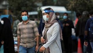 إيرانيون يرتدون الكمامة للوقاية من كورونا