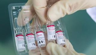 معدلات إنتاج اللقاحات تلعب دورا كبيرا في احتواء كورونا