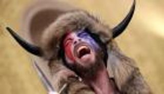 "صاحب القرنين" يرفض طعام السجن بأمريكا.. والسبب غريب