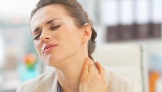 آلام مؤخرة العنق تنتشر أثناء العمل المكتبي