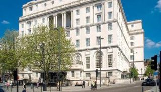 وزير بريطاني يؤكد أن بلاده قد تستخدم الفنادق لتعافي المصابين بكوفيد-19