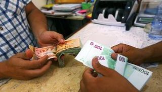 متعاملون في أحد المصارف الليبية (أرشيفية)