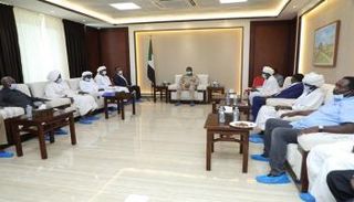 جانب من لقاء حميدتي مع وفد أهلي من قبيلة الفور 