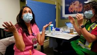 مخاوف من تفاقم جائحة كورونا في عامها الثاني