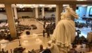 بالصور.. الحرس الأمريكي "يفترش" أرضية الكابيتول