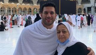 الفنان حسن الرداد مع والدته