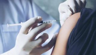 مجموع جرعات لقاح كورونا التي تم تقديمها حتى الخميس بالإمارات بلغت 1,527,833 جرعة