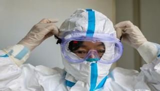 أحد أفراد الطواقم الطبية في ووهان- أرشيفية