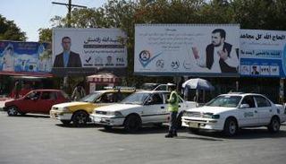 سيارات في أحد شوارع كابول
