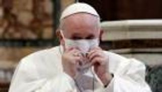 البابا فرنسيس يتلقى لقاح كورونا