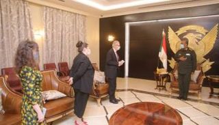 البرهان خلال استقباله المبعوث الفرنسي