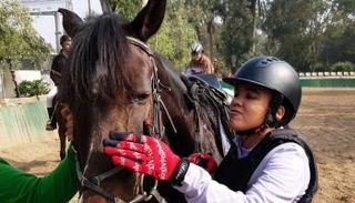 آية تقبل الحصان قبل درس الفروسية