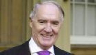 وفاة مالك الصحيفة التي عمل بها رئيس وزراء بريطانيا.. كيف نعاه؟