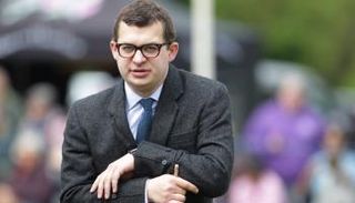 سيمون باورز ليون، ابن عم الملكة إليزابيث