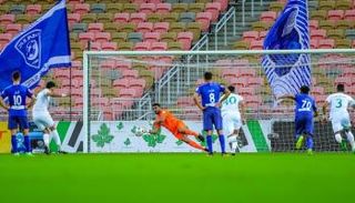 المعيوف حارس الهلال يتصدى لركلة عمر السومة هداف الأهلي