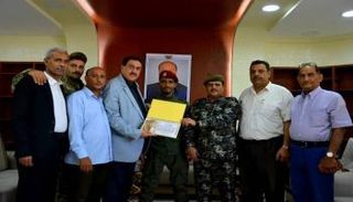 جانب من تكريم سلطات عدن الجندي يحيى الحربي