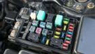 طريقة تغيير "الفيوزات" المنصهرة في سيارتك بسهولة