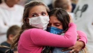 سيدة تبكي مع صديقتها في مطار دي جانيرو الدولي- أرشيفية