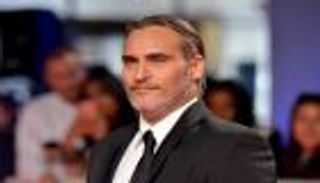 "أبل" تنتج فيلم خواكين فينيكس الجديد