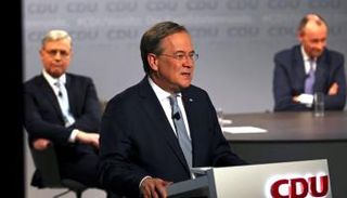 لاشيت متحدثا ومن خلفه ميرتس ورونتغن