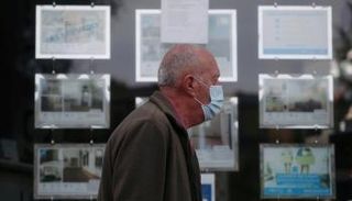 رجل يرتدي كمامة للوقاية من فيروس كورونا