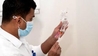 طبيب يعد جرعة لقاح كورونا