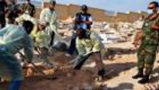 جثث تنبش فظائع "داعش" في إجدابيا الليبية