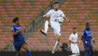 الدوري السعودي.. "الفار" والحكم يمنحان قمة الأهلي والهلال نهاية ملتهبة