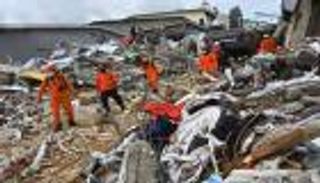 زلزال إندونيسيا.. 62 قتيلا وتكثيف جهود البحث عن ناجين