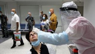 أخذ مسحة لكورونا من سيدة في لبنان